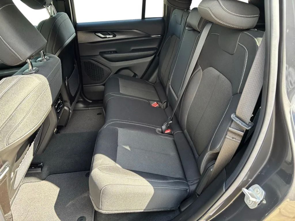 2026 Jeep Grand Cherokee GRAND CHEROKEE LAREDO X 4X4