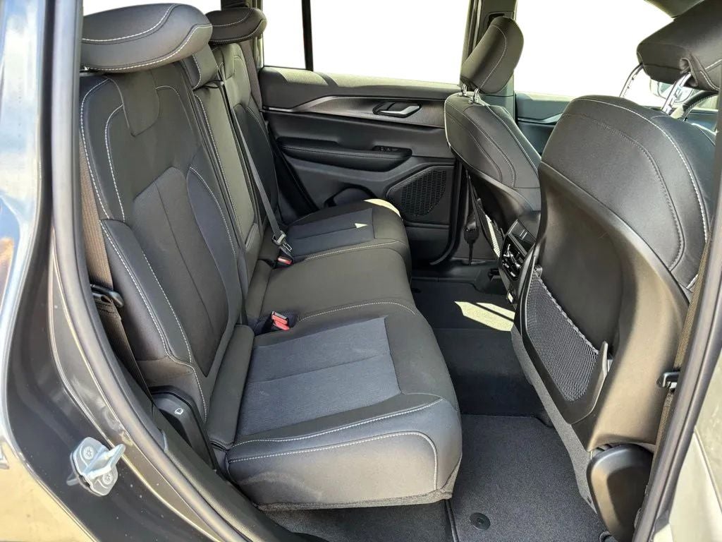 2026 Jeep Grand Cherokee GRAND CHEROKEE LAREDO X 4X4
