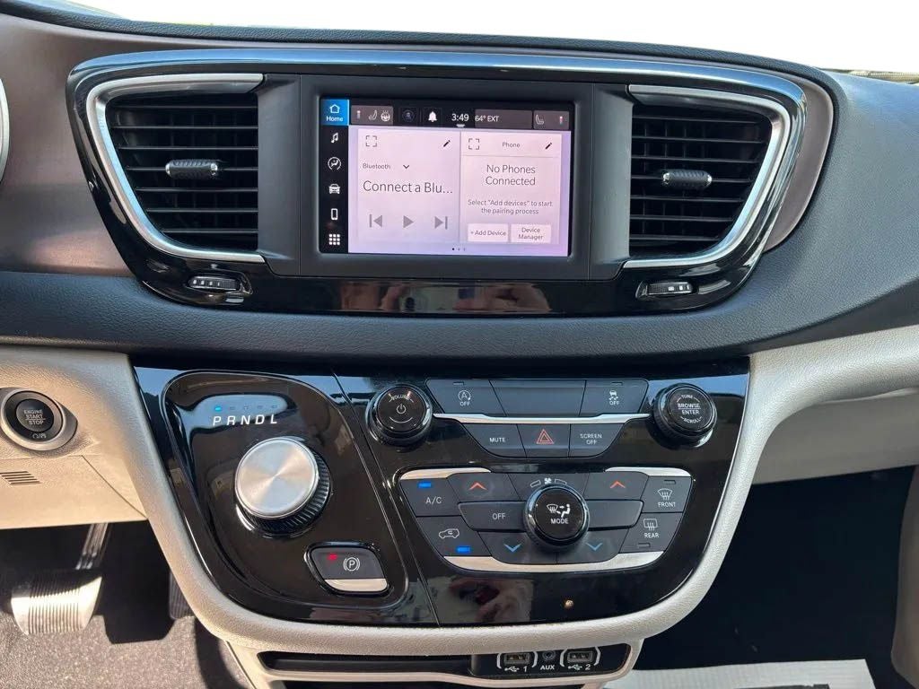 2023 Chrysler Voyager LX