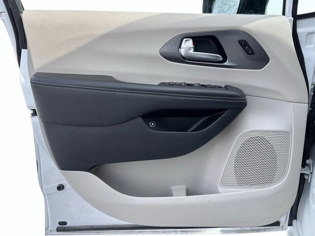 2024 Chrysler Pacifica Hybrid Select