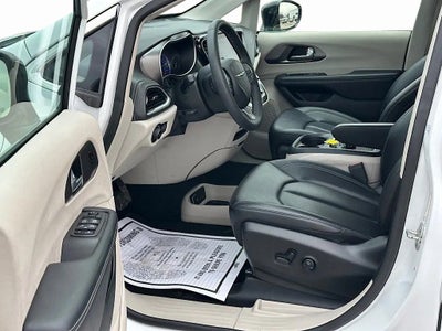 2024 Chrysler Pacifica Hybrid Select